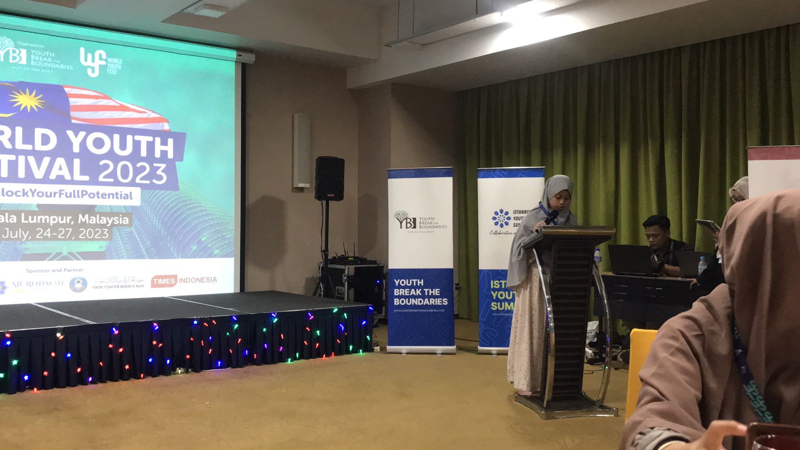 SANTRI SMP AR ROHMAH PUTRI MALANG MENJADI QORIAH DALAM LOMBA BISNIS PLAN WORLD YOUTH FESTIVAL DI KUALA LUMPUR, MALAYSIA