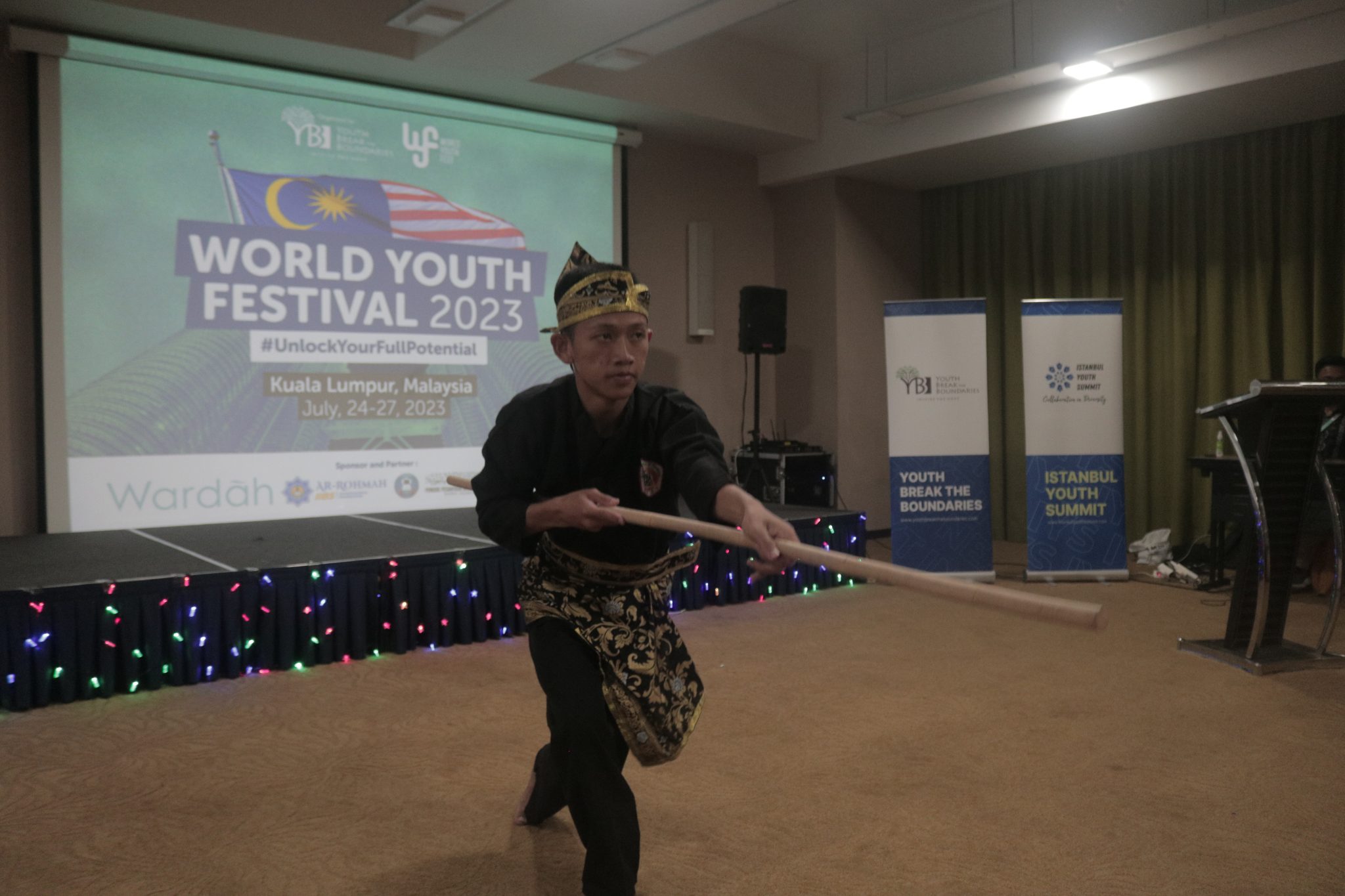 Penampilan Pecak Silat Memukau dari Pondok Pesantren Modern Al Mizan di Pembukaan World Youth Festival 2023